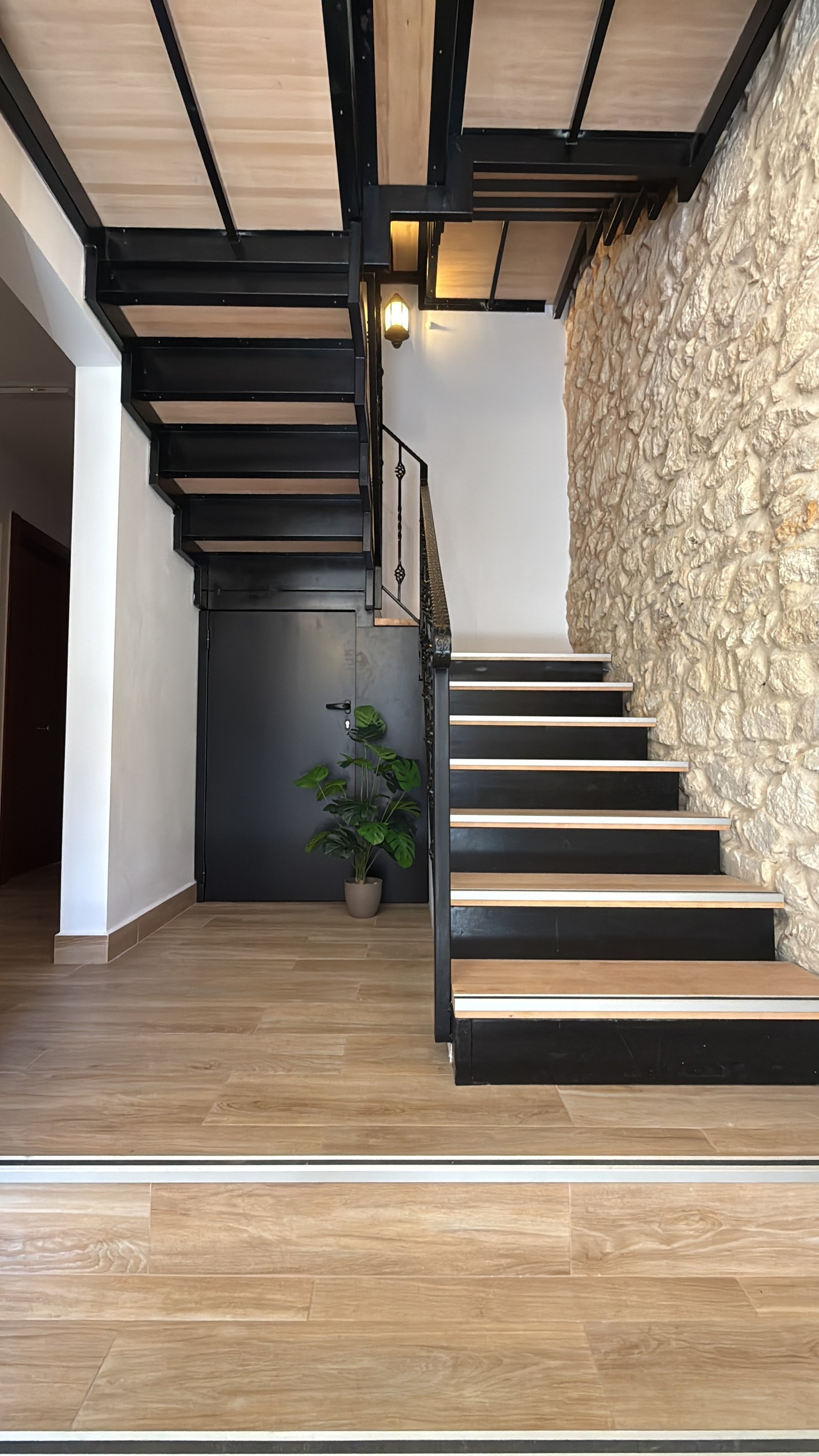 Escalera metálica de diseño contemporáneo