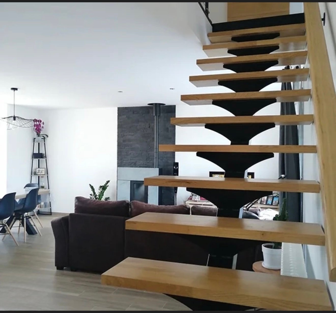 Detalle estructural de escalera metálica